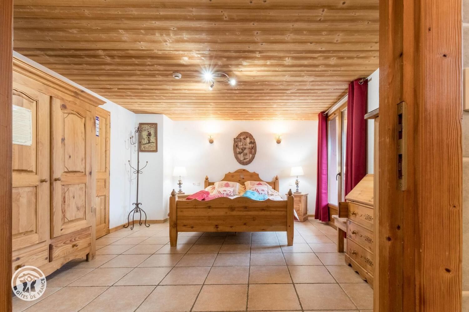 9 chambres, coffres-forts dans les chambres, fer et planche à repasser