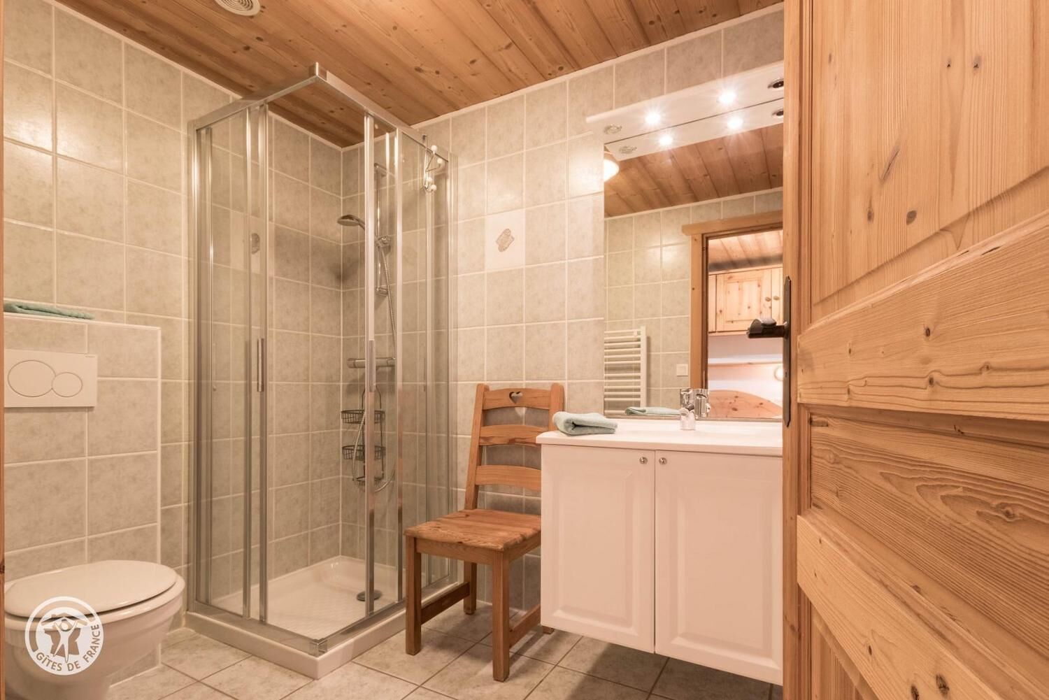 Douche, baignoire à jets, sèche-cheveux, serviettes fournies