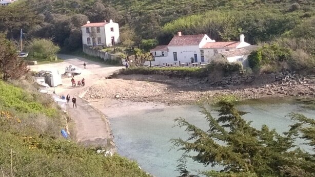 A coastal village with white buildings, a dirt road, and a river. - The Port of Millstone, island of Yeu, house with garden pets allowed (L'île-D'yeu)