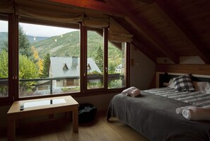 5 bedrooms, free WiFi, bed sheets, wheelchair access - Can Congost is a typical Catalan Pyrenean house of 240m with 5 bedrooms and 5 bathrooms. (Sort)