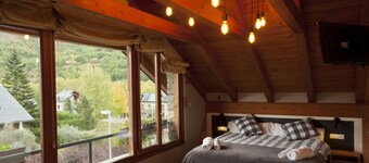 Can Congost is a typical Catalan Pyrenean house of 240m with 5 bedrooms and 5 bathrooms.