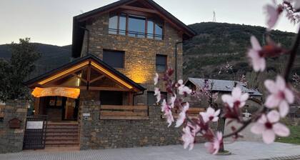 Can Congost 420 m2 house in the Pyrenees with 5 bedrooms and five bathrooms