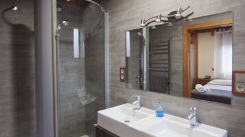 Douche, sĂšche-cheveux, bidet, serviettes fournies