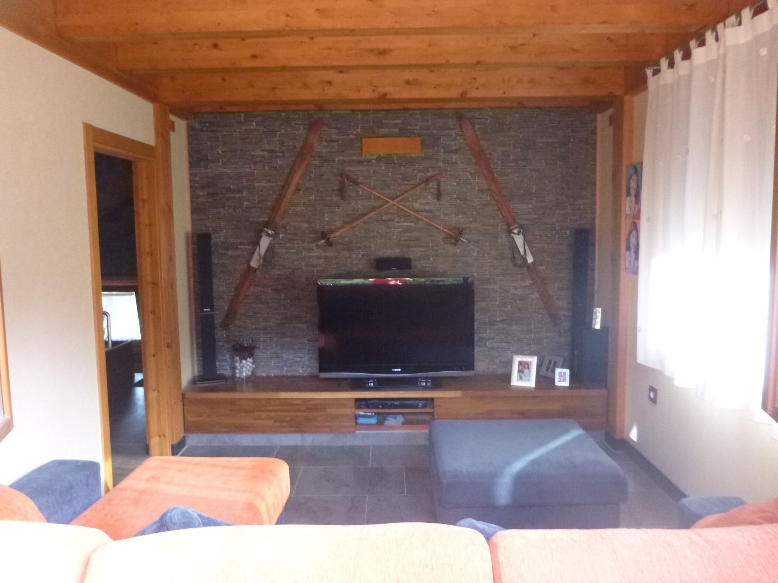 Smart-TV, Kamin, DVD-Player, Bücher