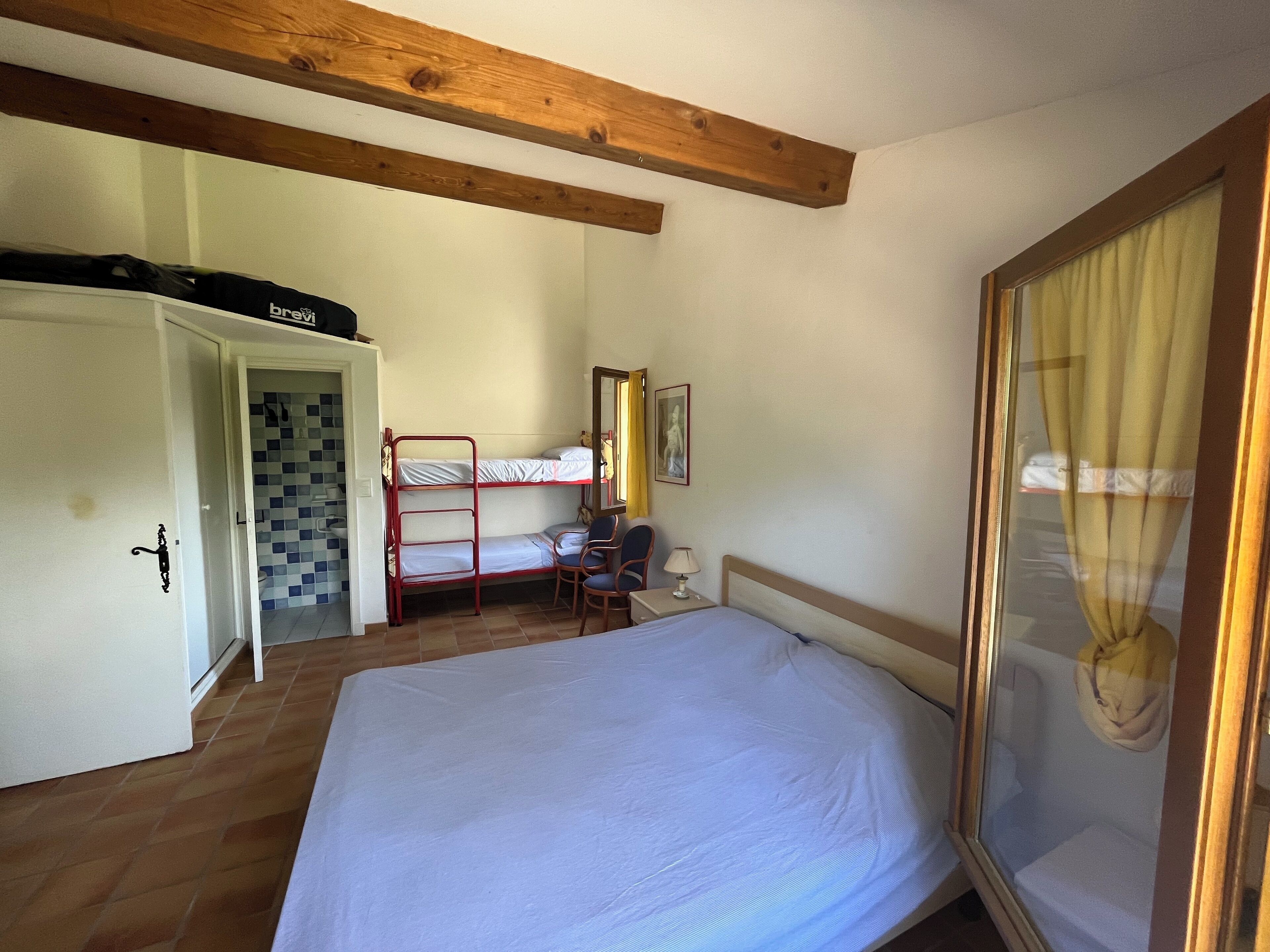 Family villa in Provence: pool, playgrounds, sleeps 10, flexible A/D dates.