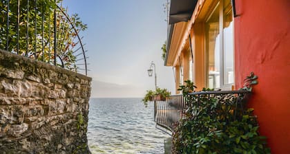 LAWRENCE'S FORMER MANSION WITH LAKE VIEW AND WIFI