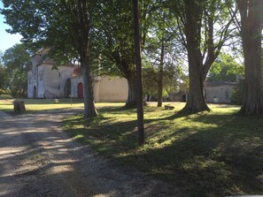 Property grounds - Charming property with its chapel and towers (Lannes)