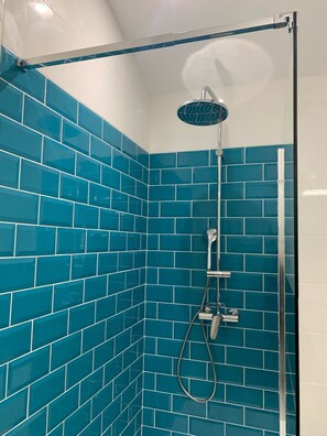 Combined shower/tub, hair dryer, bidet - Charming property with its chapel and towers (Lannes)