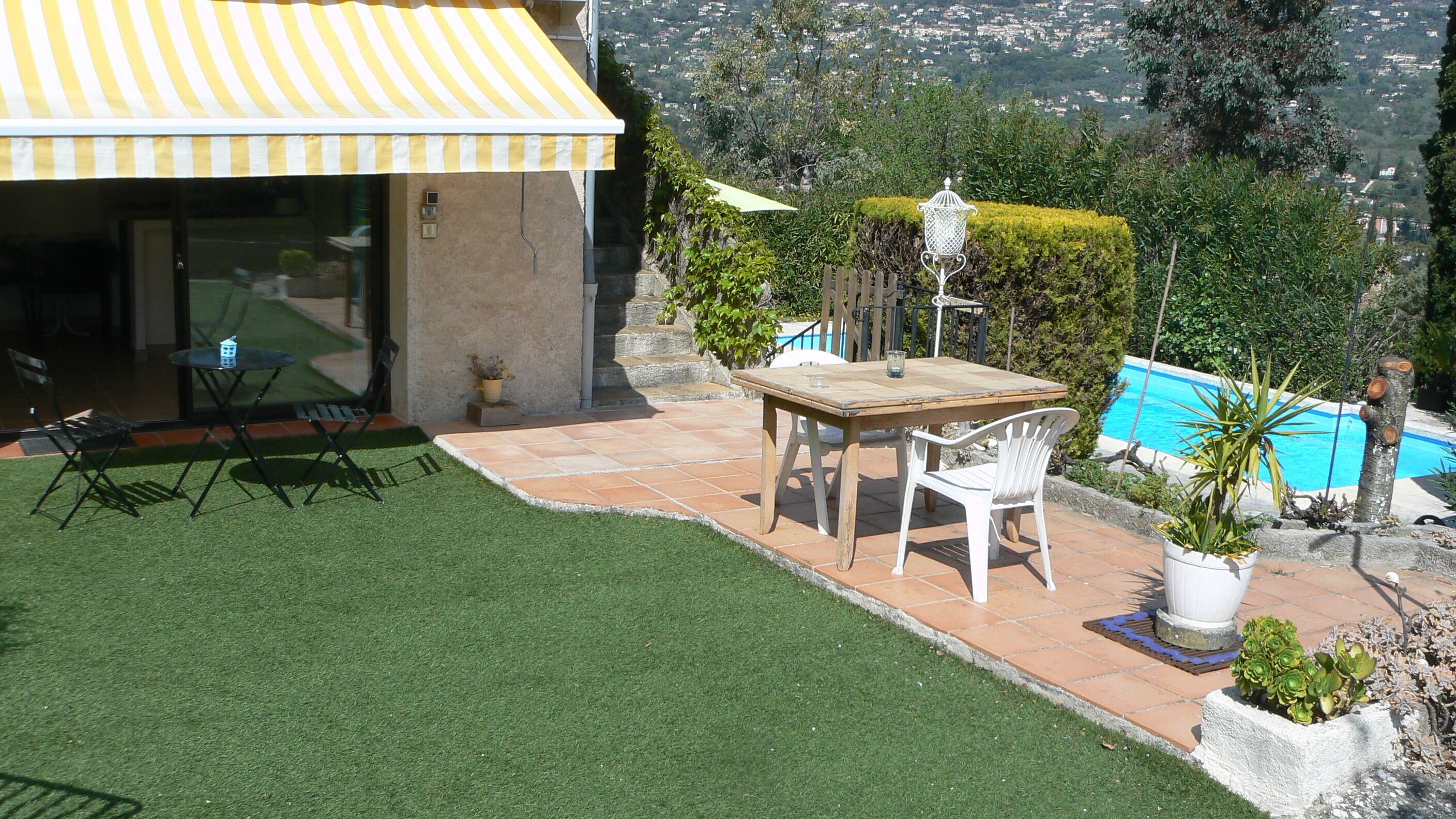 Grande terrasse (clôturée) devant le studio, sympa pour les repas ! Jolie vue.