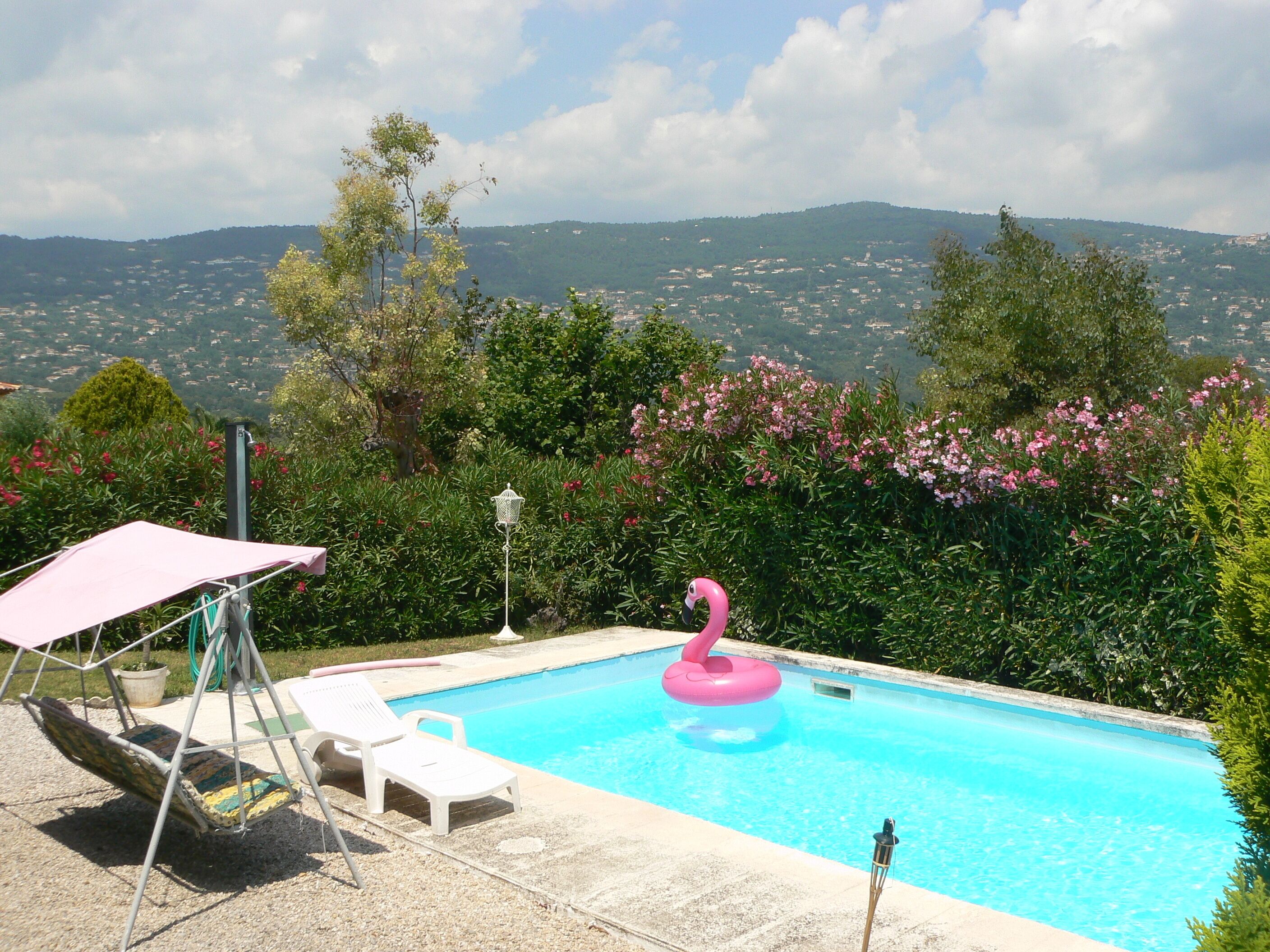 Independent studio. Ground floor villa/Côte d'Azur. Entrance & private pool. Calme.