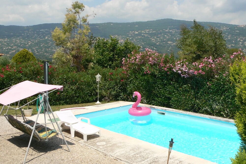 Independent studio. Ground floor villa/Côte d'Azur. Entrance & private pool. Calme.