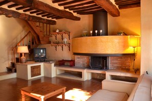 Télévision, cheminée, lecteur de DVD