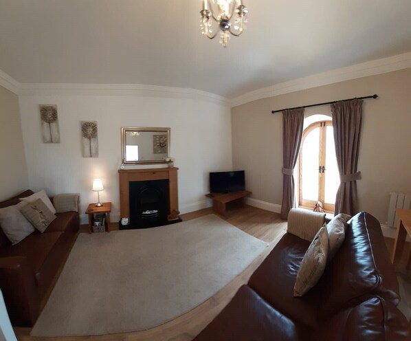 Télévision, cheminée, livres