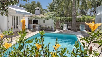 Utomhuspool och uppvÀrmd pool