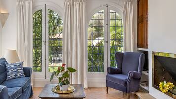 Tv, eldstad, dvd-spelare och ett bordtennisbord