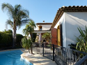 Outdoor pool - A calm charming place, close to everything. (Saint-Cyr-Sur-Mer)