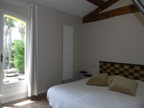 1 bedroom, iron/ironing board, travel crib, free WiFi - A calm charming place, close to everything. (Saint-Cyr-Sur-Mer)