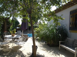Outdoor dining - A calm charming place, close to everything. (Saint-Cyr-Sur-Mer)