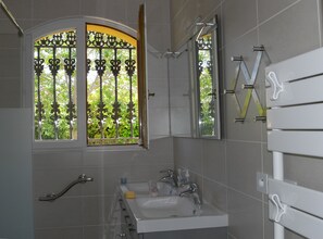 Shower, hair dryer, towels, soap - A calm charming place, close to everything. (Saint-Cyr-Sur-Mer)