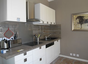 Kühlschrank, Mikrowelle, Herdplatte, Geschirrspüler