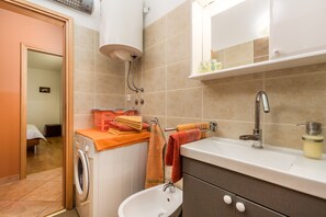 Douche, séchoir à cheveux, bidet, serviettes fournies