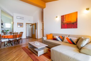 Een televisie, een dvd-speler, boeken en een filmbibliotheek