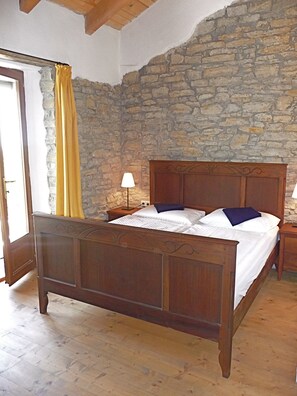 7 bedrooms, bed sheets