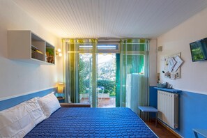 Tabla de planchar con plancha, wifi gratis y ropa de cama 