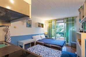 Tabla de planchar con plancha, wifi gratis y ropa de cama 