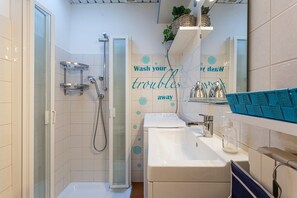 Regadera, secadora de cabello, toallas, jabón 