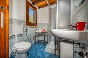 Douche, sèche-cheveux, bidet, serviettes fournies