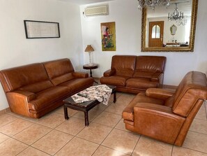 Tv, dvd-afspiller, bordtennisbord, stereoanlæg