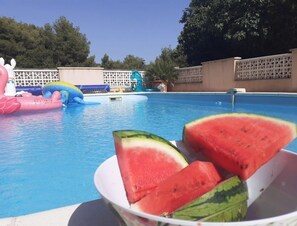 Una piscina techada, una piscina al aire libre