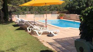 Een binnenzwembad, een buitenzwembad