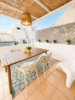 Outdoor dining - Charming house in downtown Olhão (Olhão)