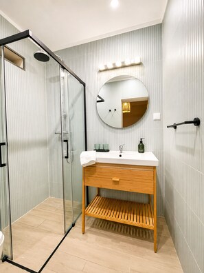 Shower, hair dryer, towels, soap - Charming house in downtown Olhão (Olhão)