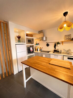 Fridge, microwave, oven, stovetop