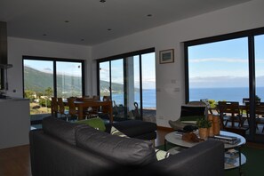 スマートテレビ、DVD プレーヤー、書庫