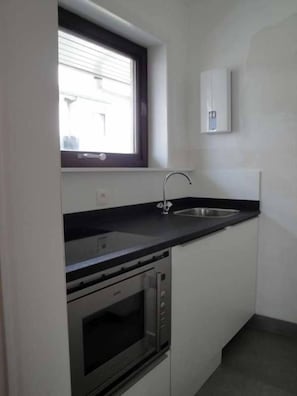 Frigorífico, microondas, horno y placa de cocina