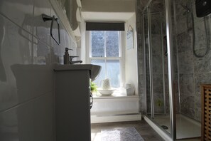 シャワー、ヘアドライヤー、タオル、石鹸