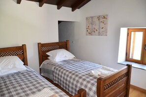 2 habitaciones, tabla de planchar con plancha y cuna de viaje