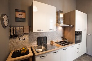 Fridge, microwave, oven, stovetop - Largodonnaregina home vacation home 2 bedroom apartment historic center (Napoli)