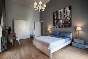 2 camere, una scrivania, ferro/asse da stiro, culla da viaggio