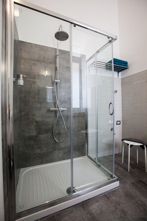 Doccia, set di cortesia gratuito, asciugacapelli, bidet
