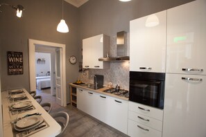 Fridge, microwave, oven, stovetop - Largodonnaregina home vacation home 2 bedroom apartment historic center (Napoli)