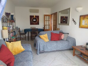 Fernseher, DVD-Player, Bücher, Musikbibliothek