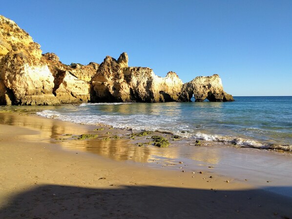 Ranta lähistöllä, rantapyyhkeitä