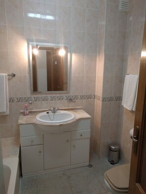 Duschwanne, Haartrockner, Bidet, Handtücher