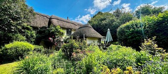 300 år gammel vakker 6-sengs New Forest Thatched Cottage med Spillerom
