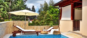 Family 2BR villa with swimming pool 1 min from sea and 3 min from center